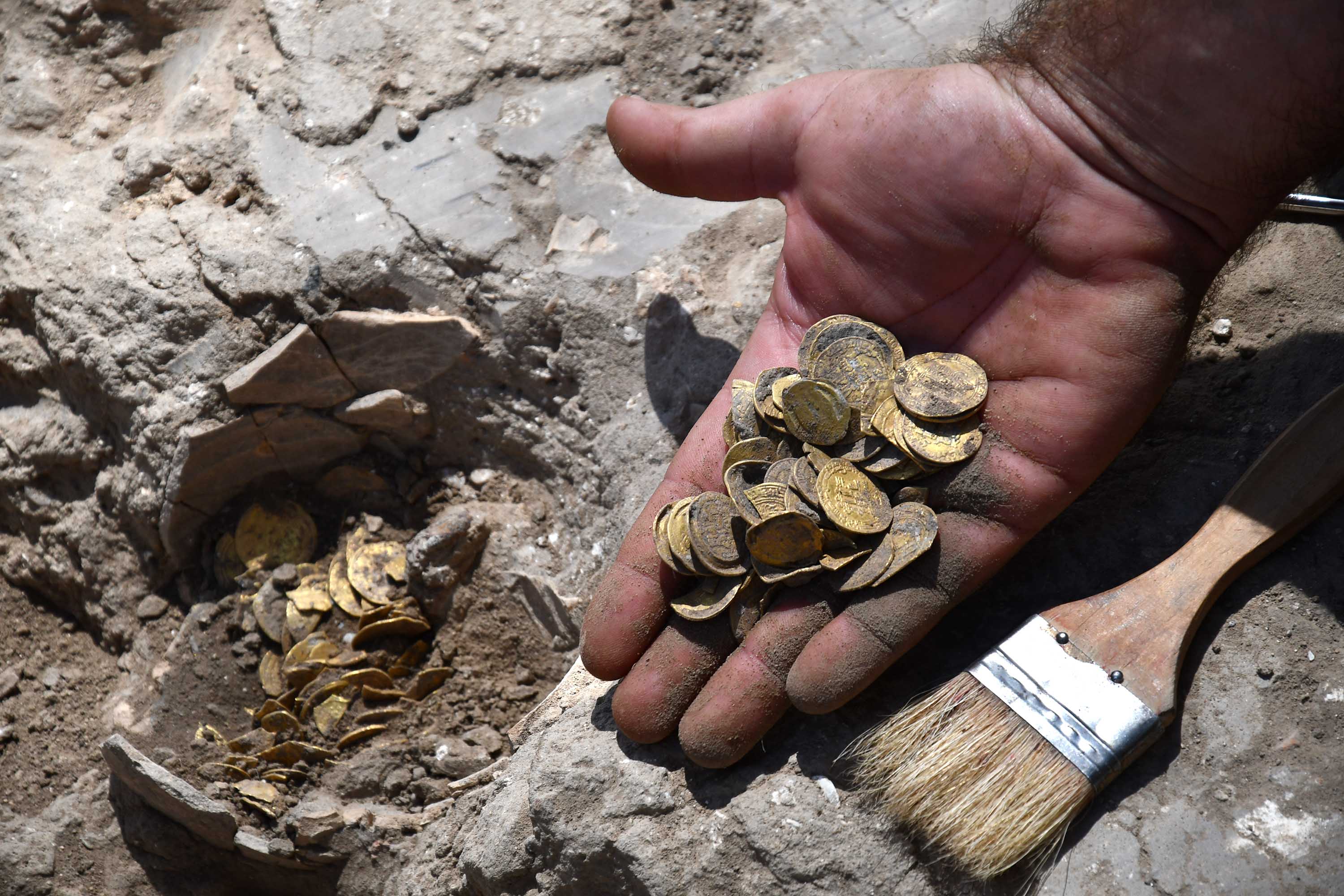 Video Shows Man Finding Gold Coins in a Kentucky Cornfield