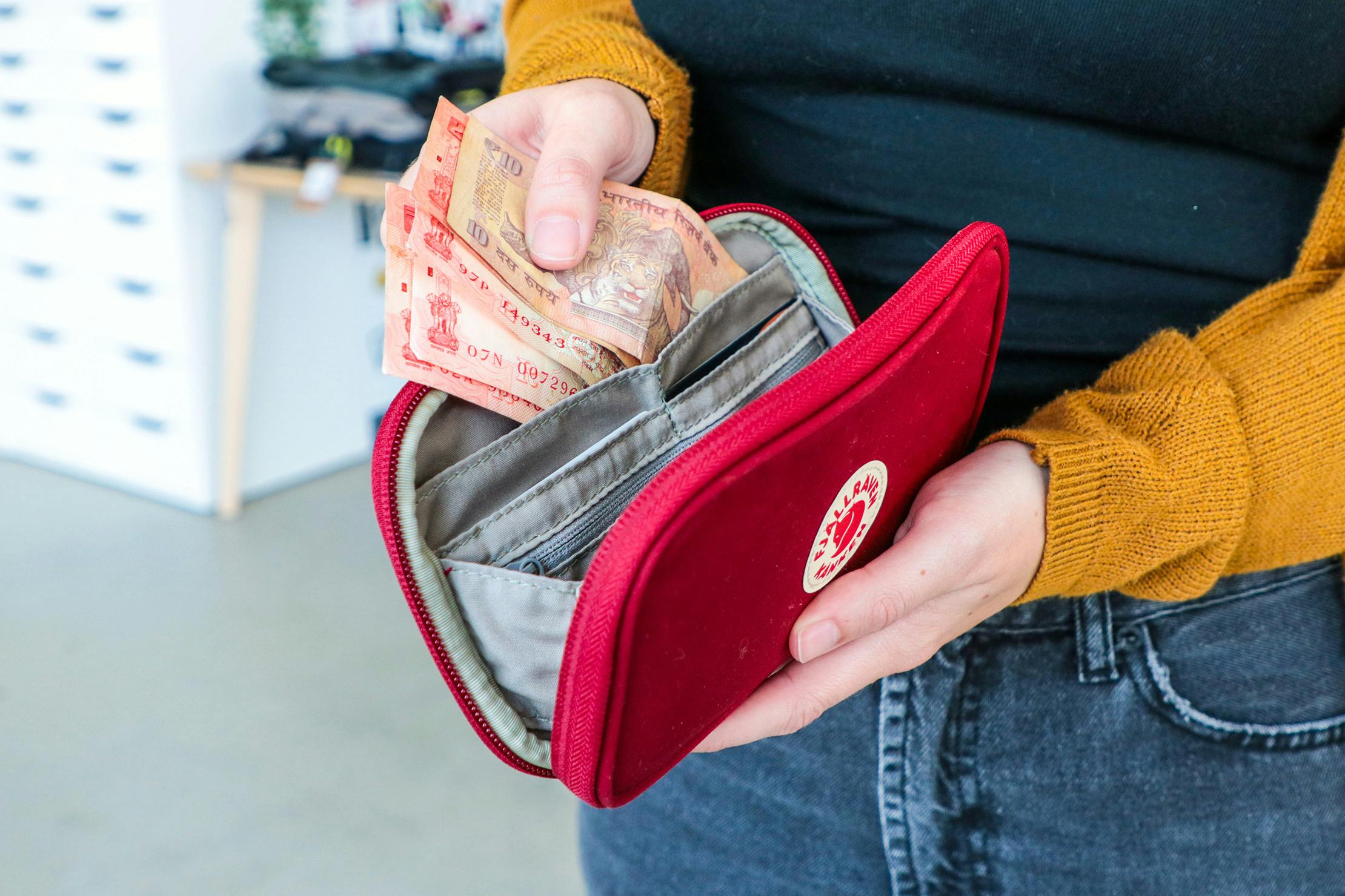 Money Belt or Neck Wallet? Reviews and Alternative to Keep Your Stuff Safe When Traveling