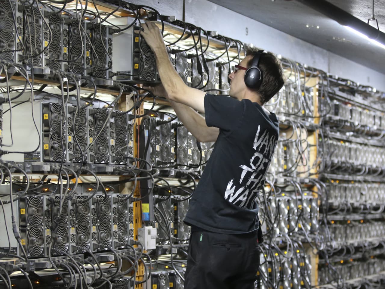 Ultimate Guide to Bitcoin Mining Hardware (Infrastructure, ASICs & Cooling + more)