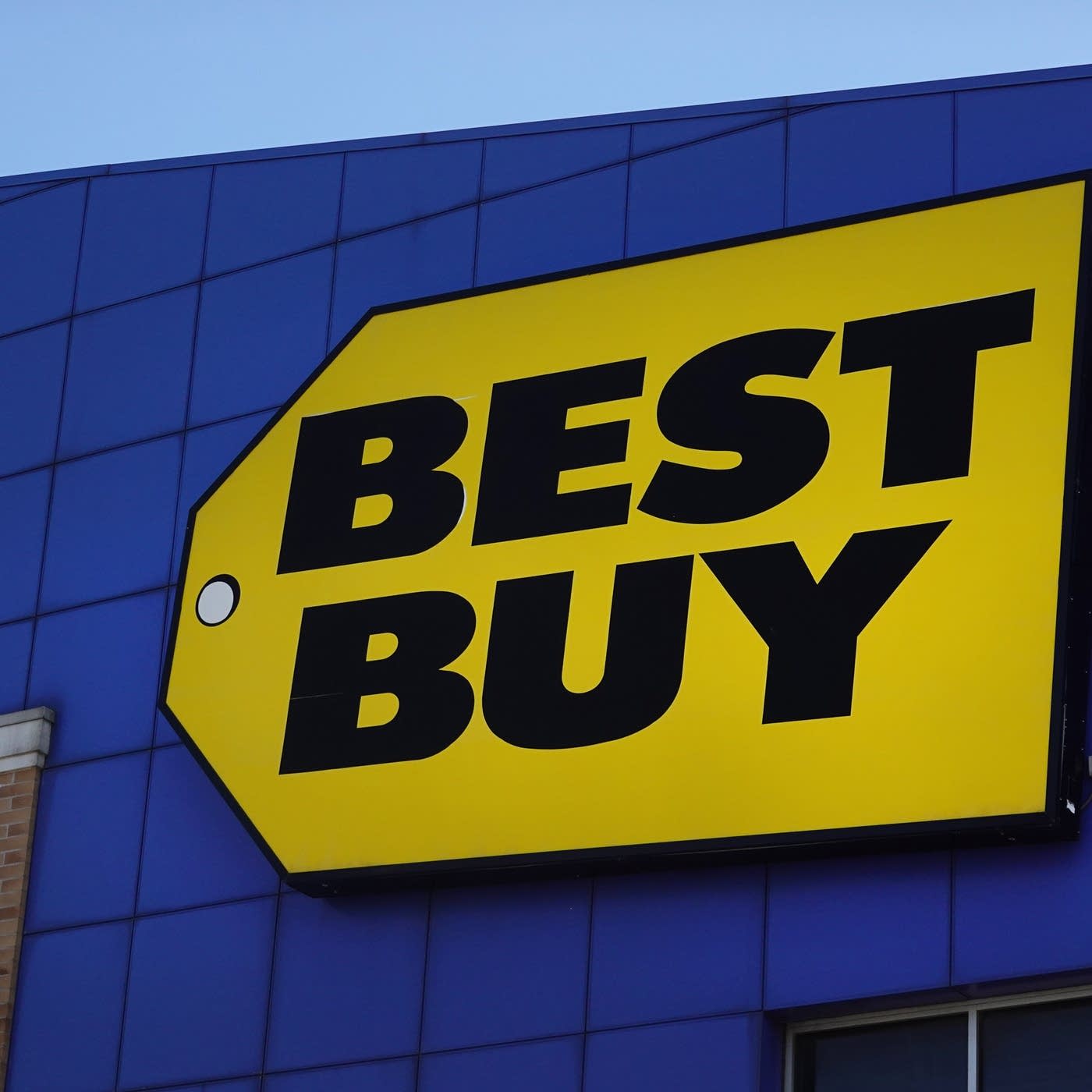 Best Buy's holidays included sales slump, layoffs