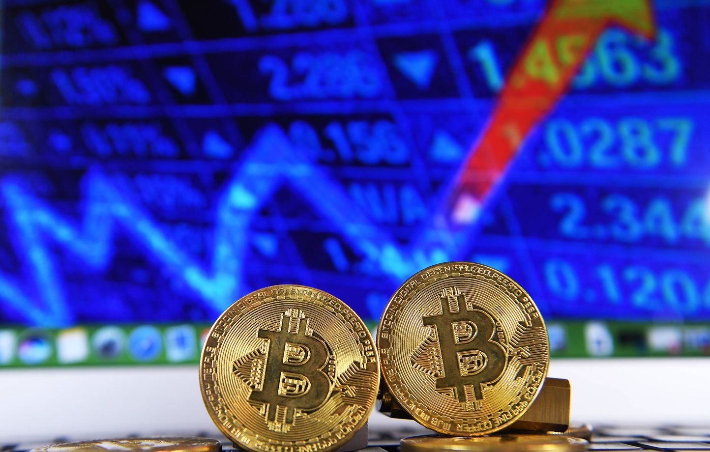 Le bitcoin dépasse les dollars et atteint un nouveau record